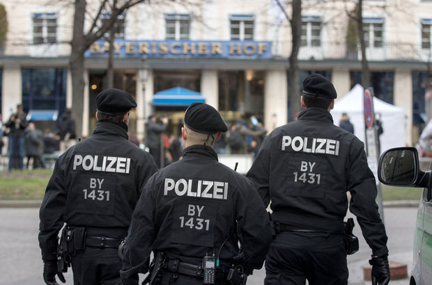Almanya’da Nazi selamı veren iki polis hakkında soruşturma