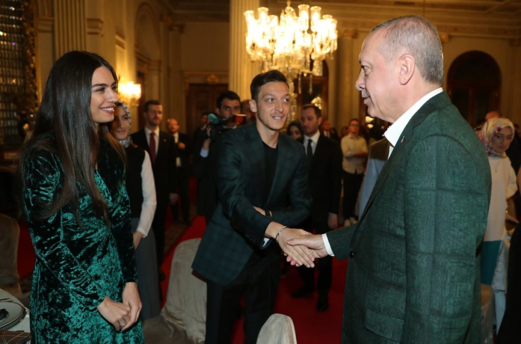 Cumhurbaşkanı Erdoğan’ın iftar yemeğine Mesut Özil de katıldı