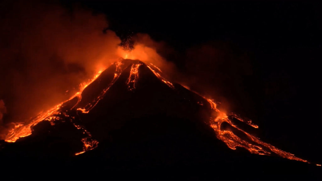 Avrupa’da volkan patlaması; magma yeryüzüne çıktı