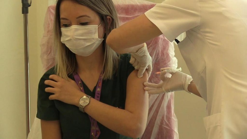 Sağlık çalışanlarına aşı yapılmaya başlandı