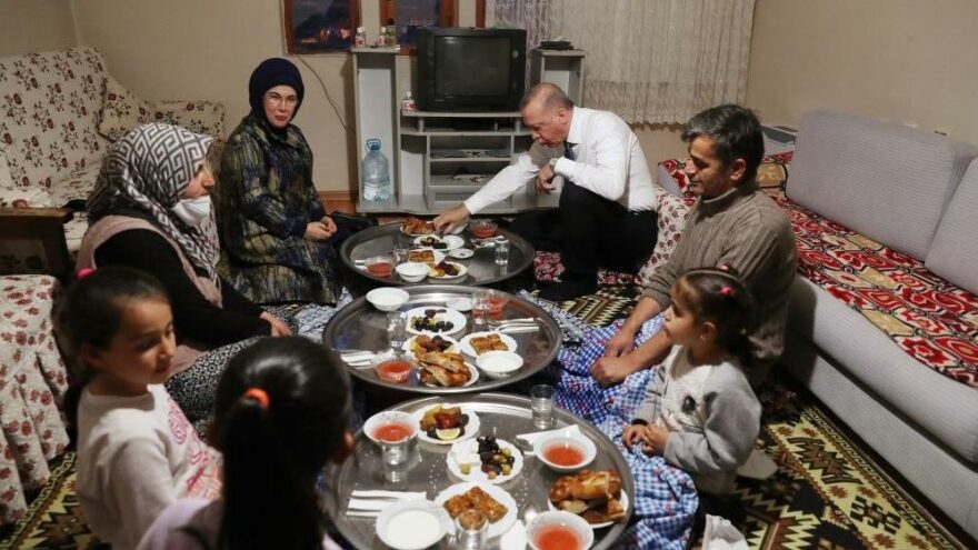 Erdoğan’ın 3 sinili iftar sofrası sosyal medyanın dilinde