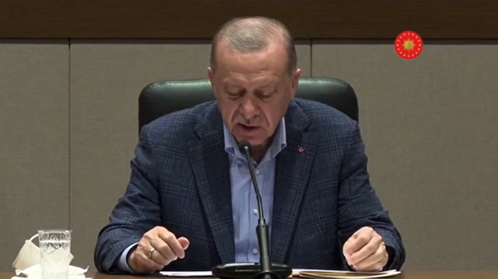 Erdoğan, sorulan soruların cevabını önündeki kağıtlardan okudu