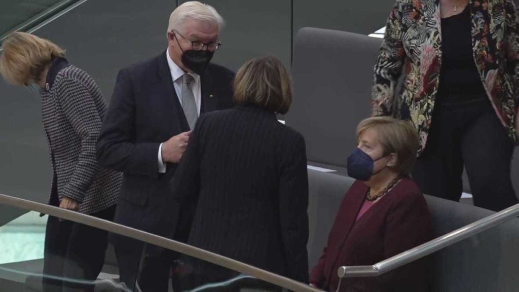 Merkel, Federal Meclis’in açılışına konuk olarak katıldı