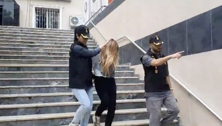 Ünlü yazar, eski eşini bıçaklayarak öldürdü