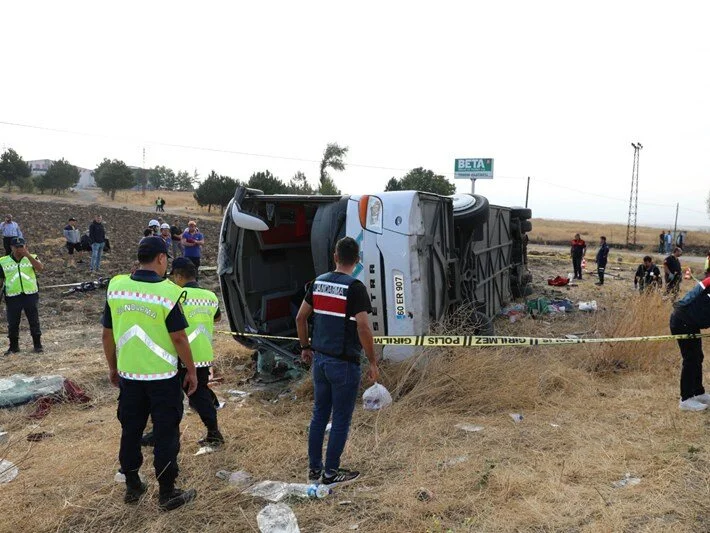 Otobüs kazası: 6 kişi öldü, 33 kişi yaralandı