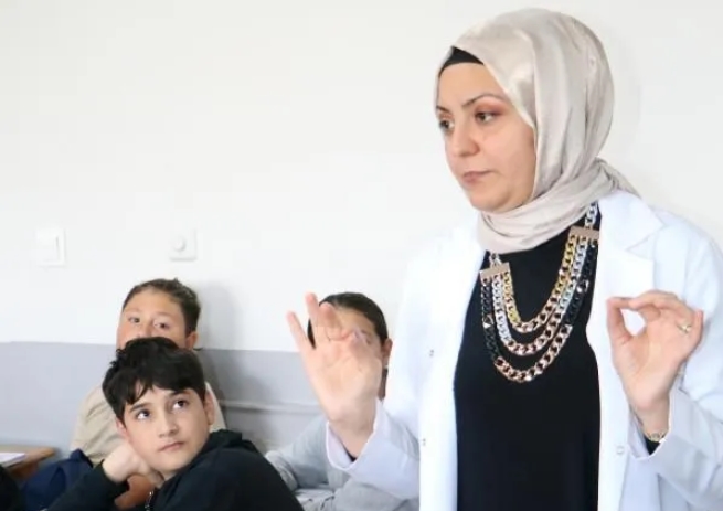Türk kadın eğitimci ‘dünyada en iyi 50 öğretmen’ arasına girdi