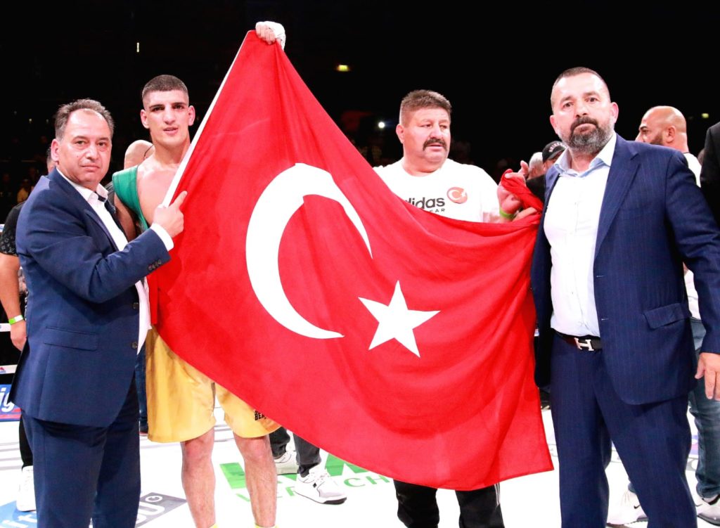 Gurbetçi Serhat Güler nakavtla WBC unvanını korudu