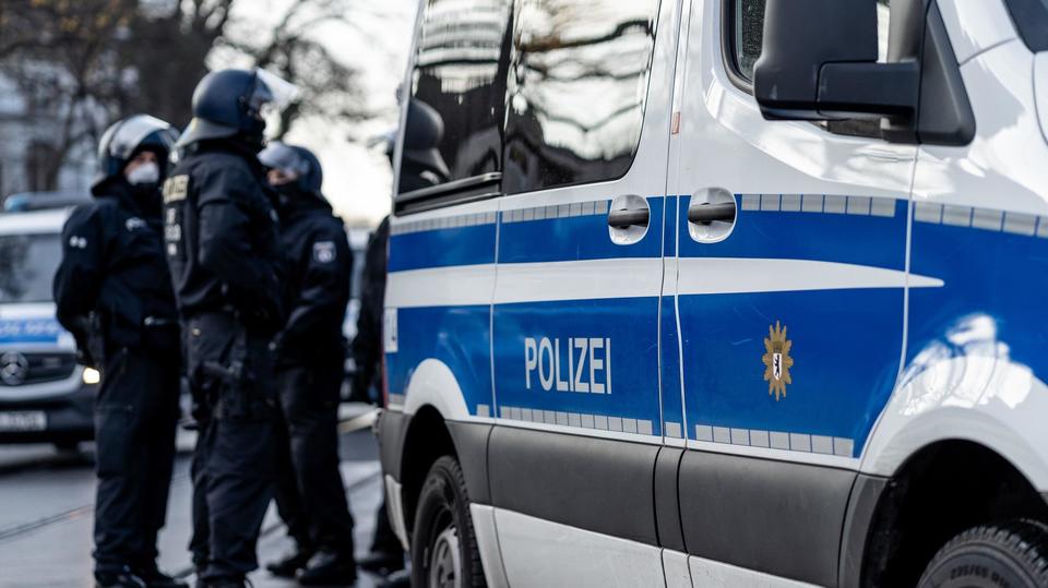 Emniyet karıştı: Almanya’da polis ”Bozkurt” işareti yaptı