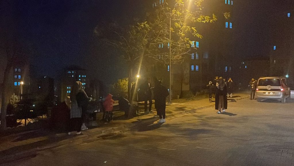Malatya’da 3 dakika arayla iki deprem oldu: Halk sokağa döküldü
