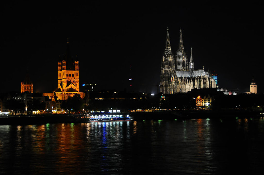 Köln Katedrali, güvenlik önlemleri altında ibadete açıldı