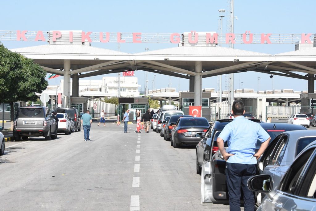 Gurbetçi aile, zeytinyağı tenekesinde 4 kilo altınla yakalandı