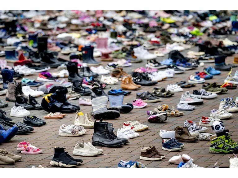 Hollanda’da Filistin’li çocukları anmak için 8 bin çift ayakkabı bırakıldı