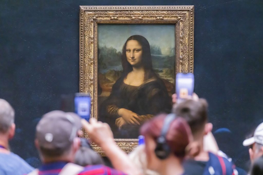 İki protestocu Mona Lisa tablosuna çorba fırlattı
