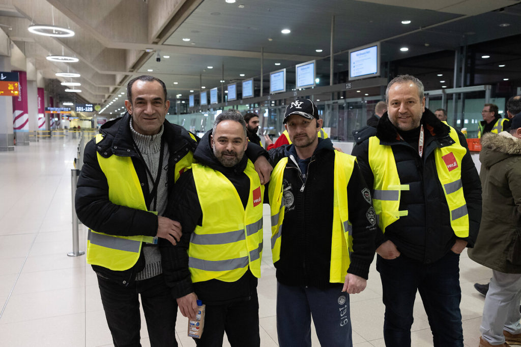 Havalimanındaki çalışanlar greve gitti: Bütün uçuşlar iptal edildi