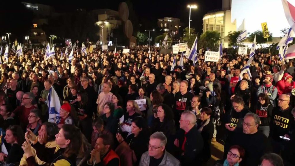 Netenyahu’nun istifası için sokaklara dökülen halka, TOMA’yla müdahale edildi