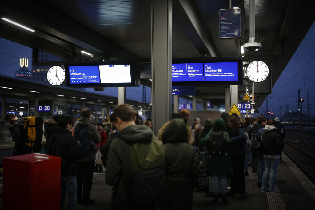 Almanya’da grev, yolcuların mahsur kalmasına neden oldu