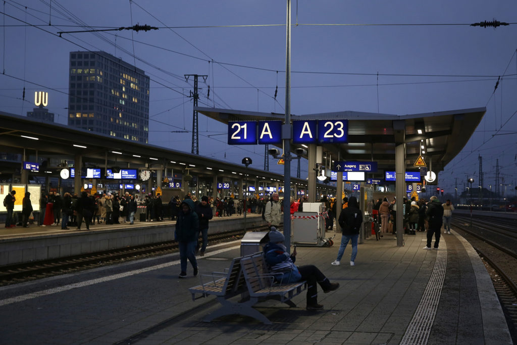 Almanya’da toplu ulaşımda grev: Trenler duruyor