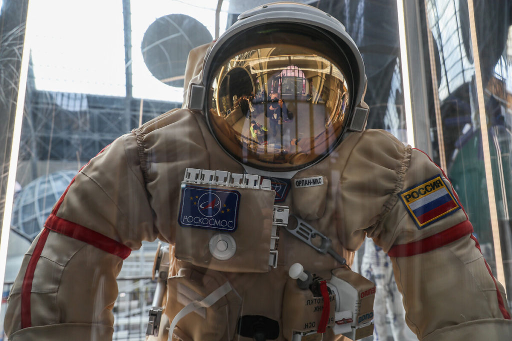 Rus kozmonot  uzayda en uzun süre kalma rekorunu kırdı