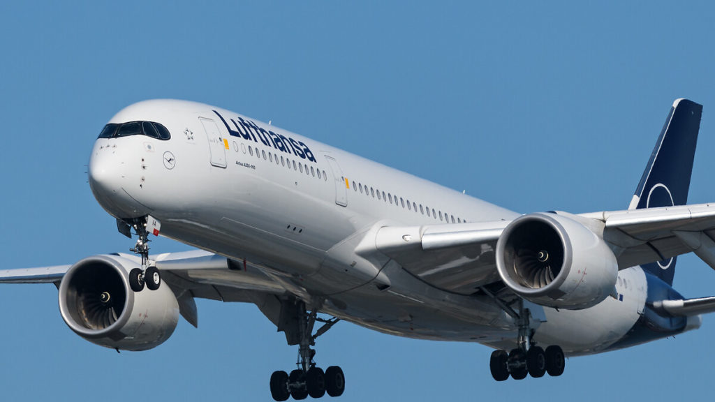 Lufthansa uçağında feci olay: Ağzından ve burnundan ‘litrelerce’ kan gelen yolcu öldü