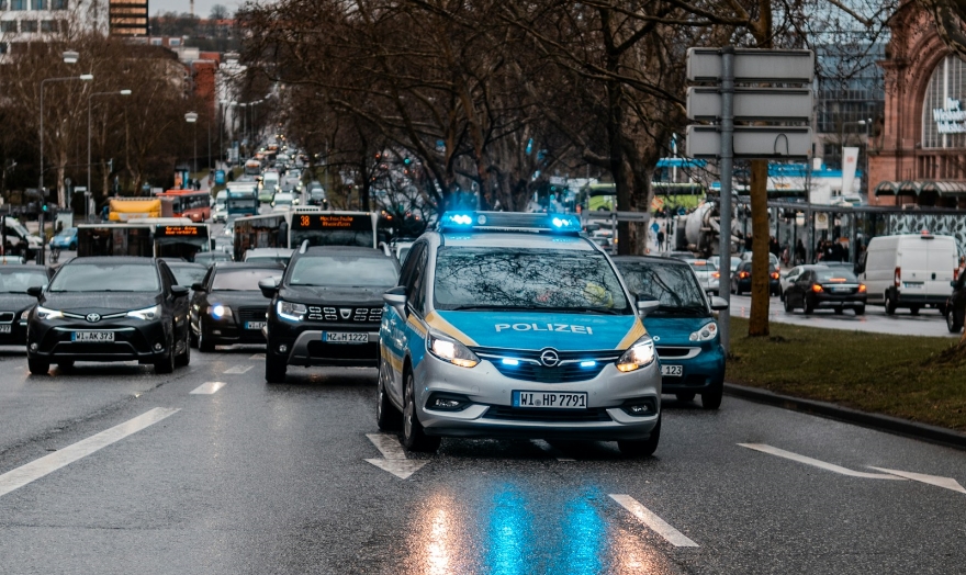 Almanya’da kırmızı ışık faciası: Otomobilin çarptığı çocuklar komada