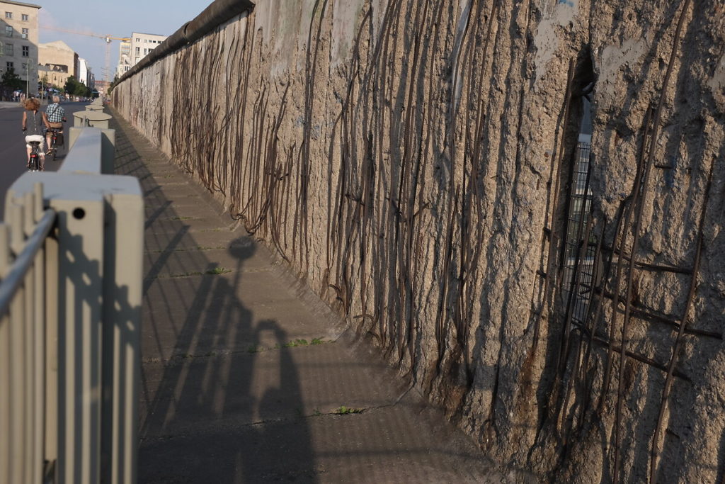 Stasi’nin eski subayı, Berlin Duvarı’ndan kaçmak isteyen bir kişiyi öldürmekten yargılanıyor