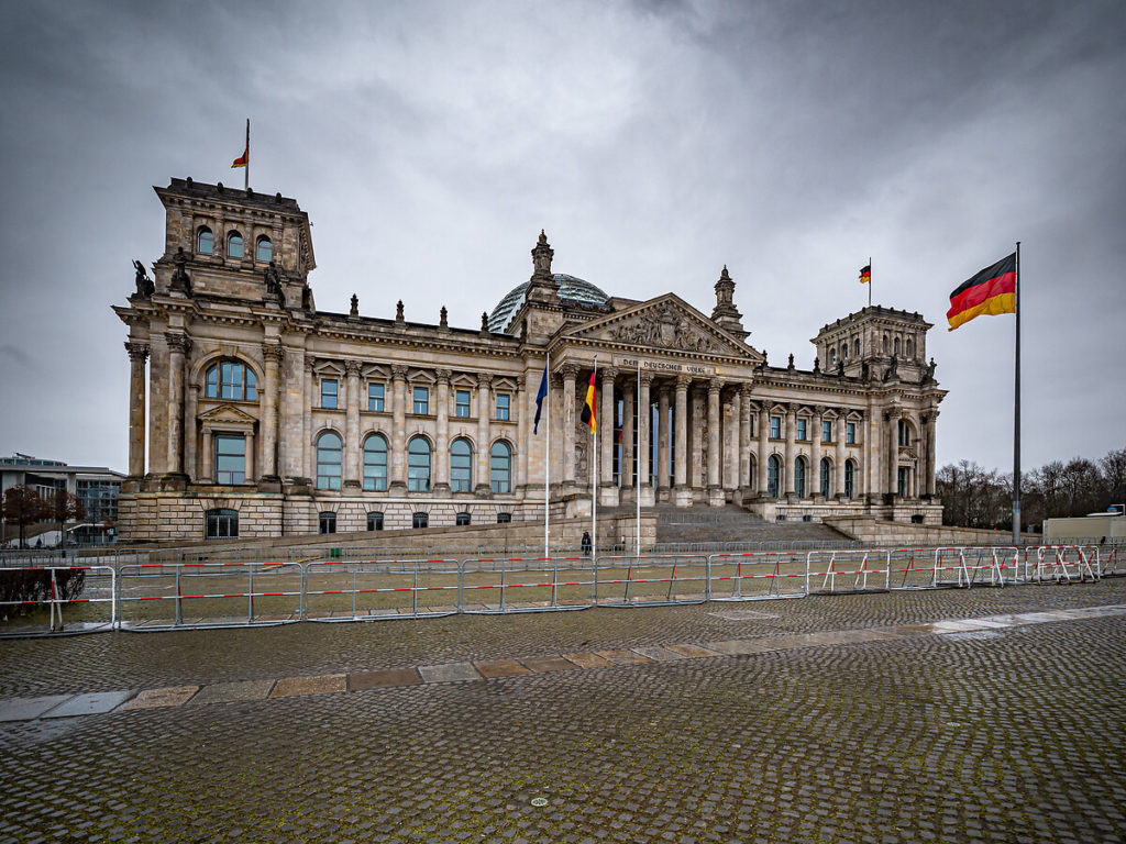 Berlin’de Reichstag binasının yakınında bomba bulundu