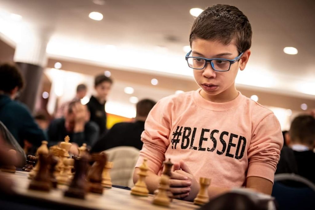 Daha 10 yaşında: Dünya satranç devini 38 saniyede devirdi