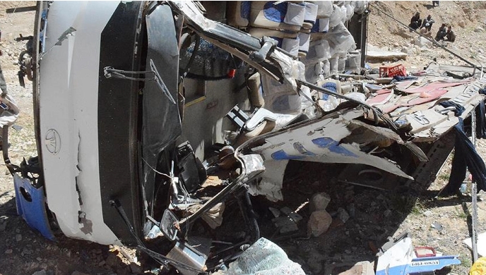 Kargo kamyonu minibüsü biçti: 9 ölü