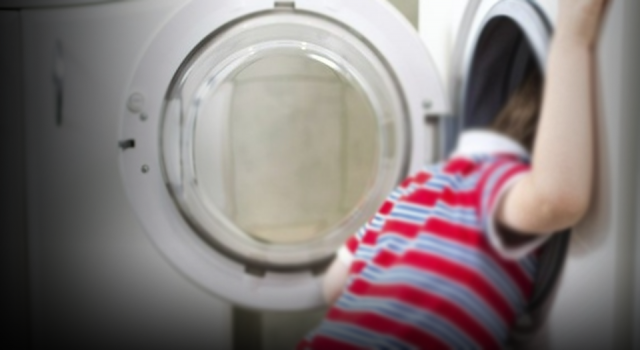 Çamaşır kurutma makinesine saklanan çocuk boğuldu