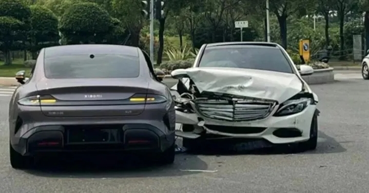 Xiaomi SU7 ilk kazasını Mercedes-Benz ile yaptı