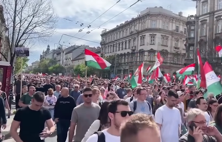 Macaristan’da halk ayaklandı