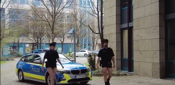 Almanya’da üniformayı protesto eden polisler sokak ortasında soyundu