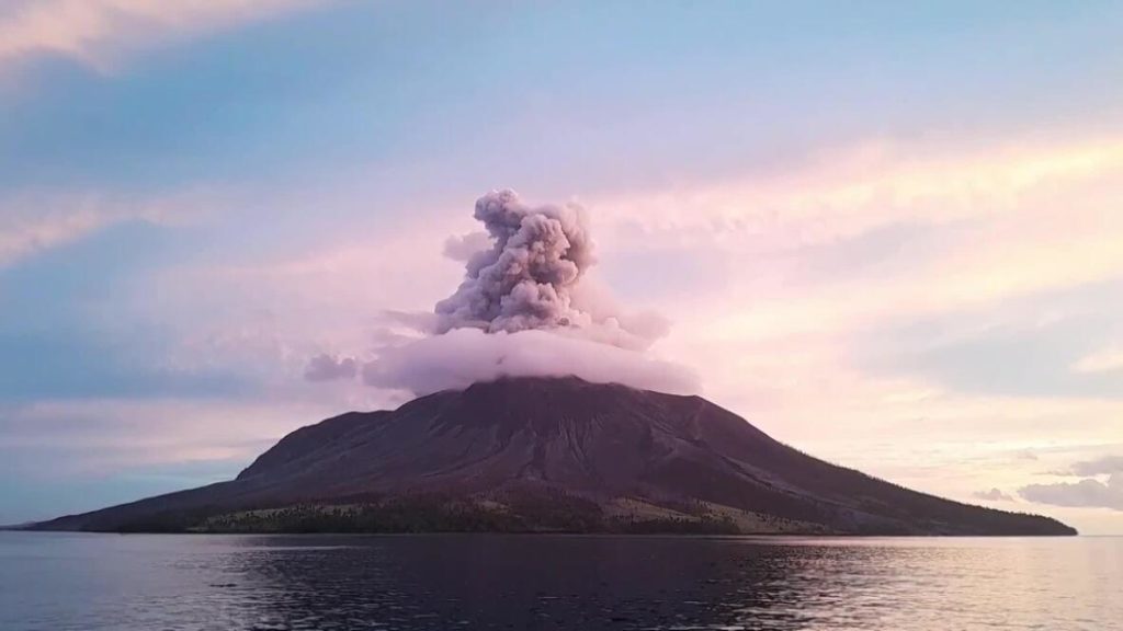Endonezya’da yanardağ alarmı, tahliyeler devam ederken havalimanı kapatıldı