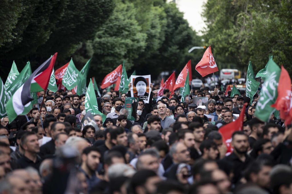 Reisi için ilk cenaze töreni yapıldı: On binler katıldı