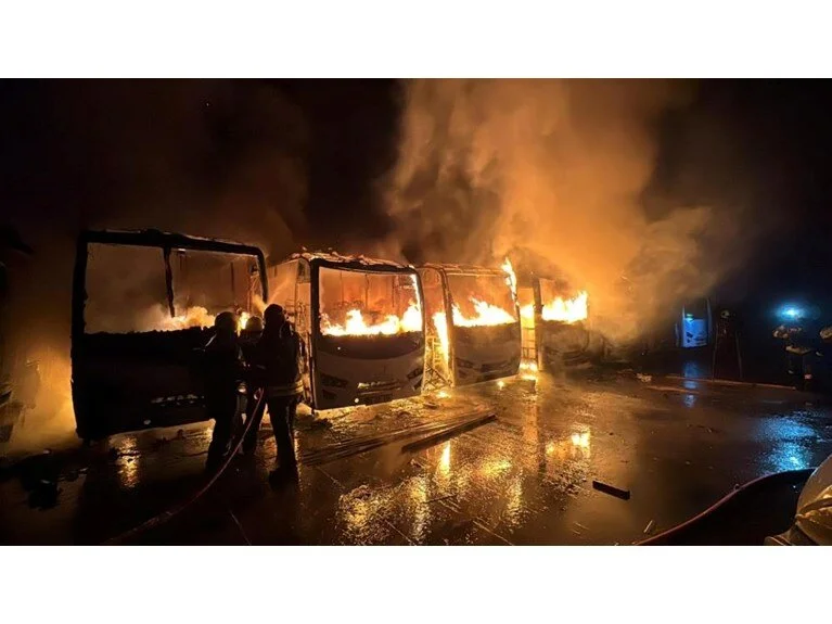Servis otoparkında yangın: 15 araç küle döndü