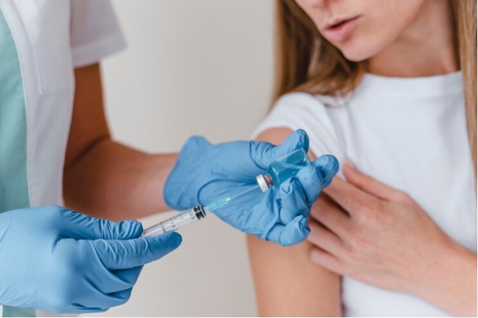 AstraZeneca: Covid aşısını nadir görülen bir yan etkiye neden olabilir