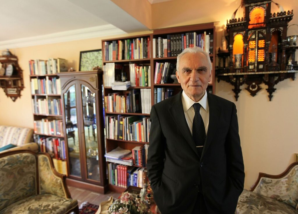 Eski Dışişleri Bakanı Yaşar Yakış hayatını kaybetti