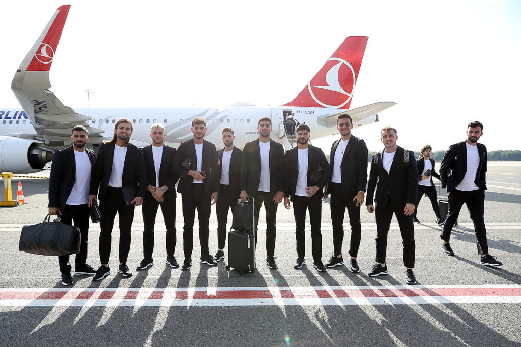 Almanya’da Türk Milli Takımının kısa mesafeli uçak seyahatleri tartışılıyor