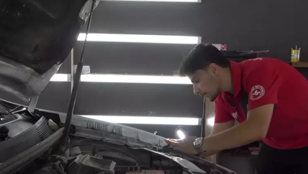 Sıfır aldığı otomobili ekspere götürünce hayatının şokunu yaşadı