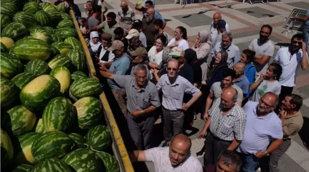 Belediye vatandaşlara ücretsiz kavun ve karpuz dağıtıyor