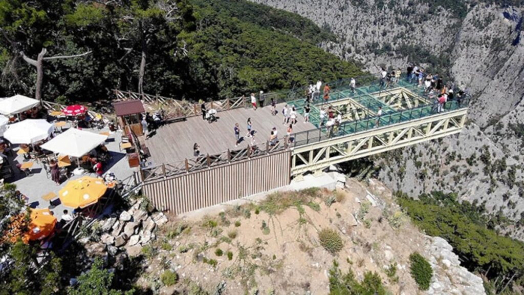 Seyir terasının camı aşırı sıcaktan çatladı