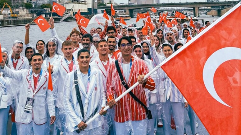 Türkiye’nin Olimpiyat kıyafeti sosyal medyada alay konusu oldu