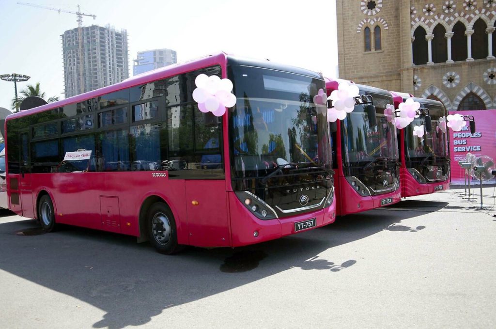 İslamabad’da toplu taşımada ‘pembe otobüs’ dönemi başlıyor