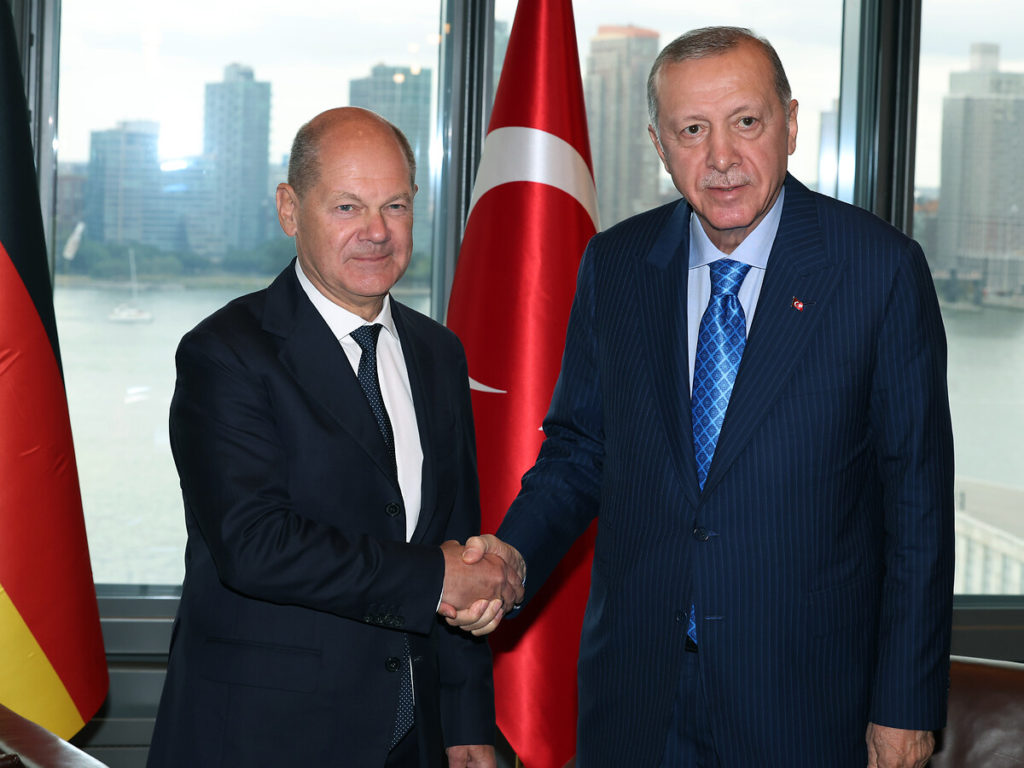 Scholz, Erdoğan ile anlaştı: Türkleri sınır dışı etme planı işleme kondu