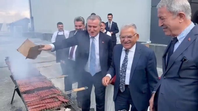 AKP’liler ‘sucuk mangal’ keyfi yaptı, sosyal medyada tepki yağdı