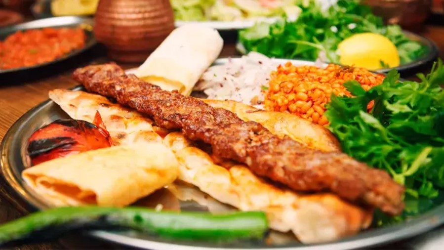 Sucuk yerine kanatlı eti, kebap yerine kalp yedirmişler