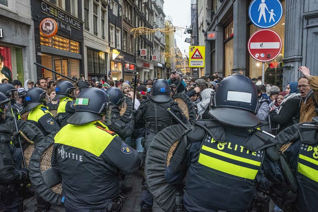 Filistin yanlısı protestoculara yönelik şiddet iddiasıyla Amsterdam polisine soruşturma açıldı