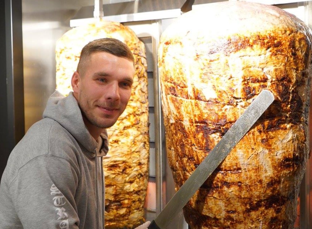 Podolski Almanya’daki döner restoranını kapattı