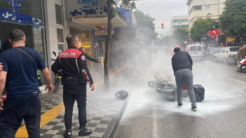 Sürekli arızalanan motorunu bayi önünde yaktı