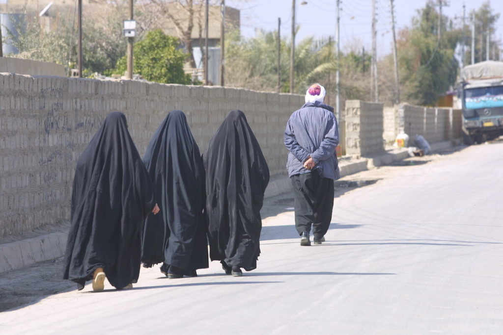 Taliban, binalarda çoğunlukla kadınların bulunduğu odaları gören pencere yapılmasını yasakladı